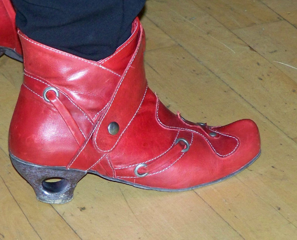 0046 red shoe